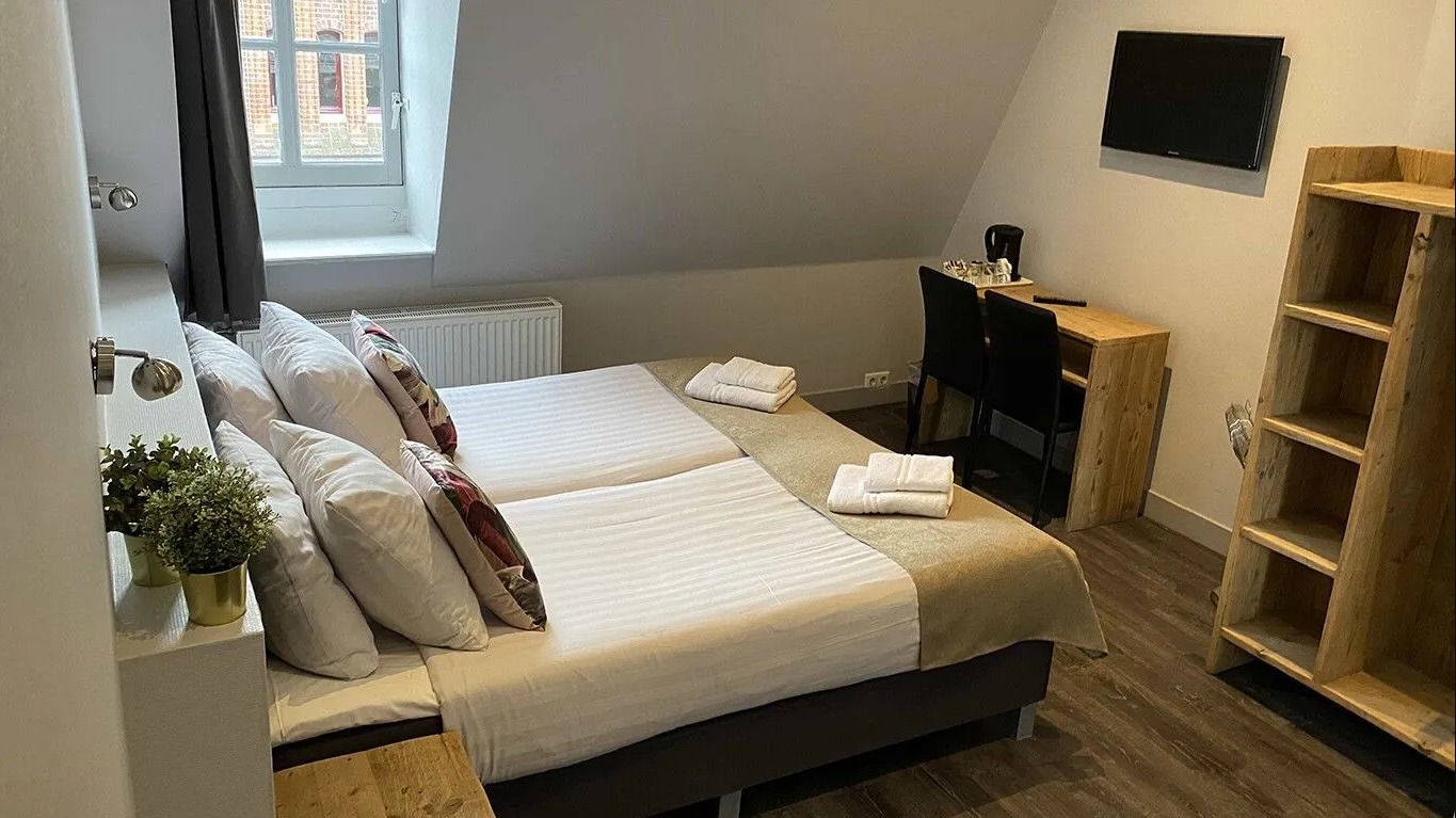 Lichte slaapkamer met houten meubels
