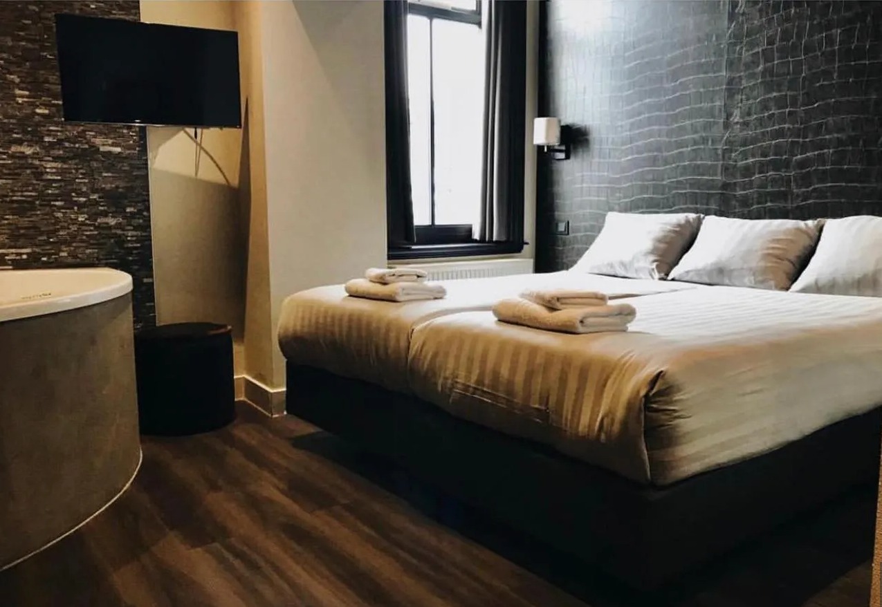 Slaapkamer met modern interieur en donkere wand