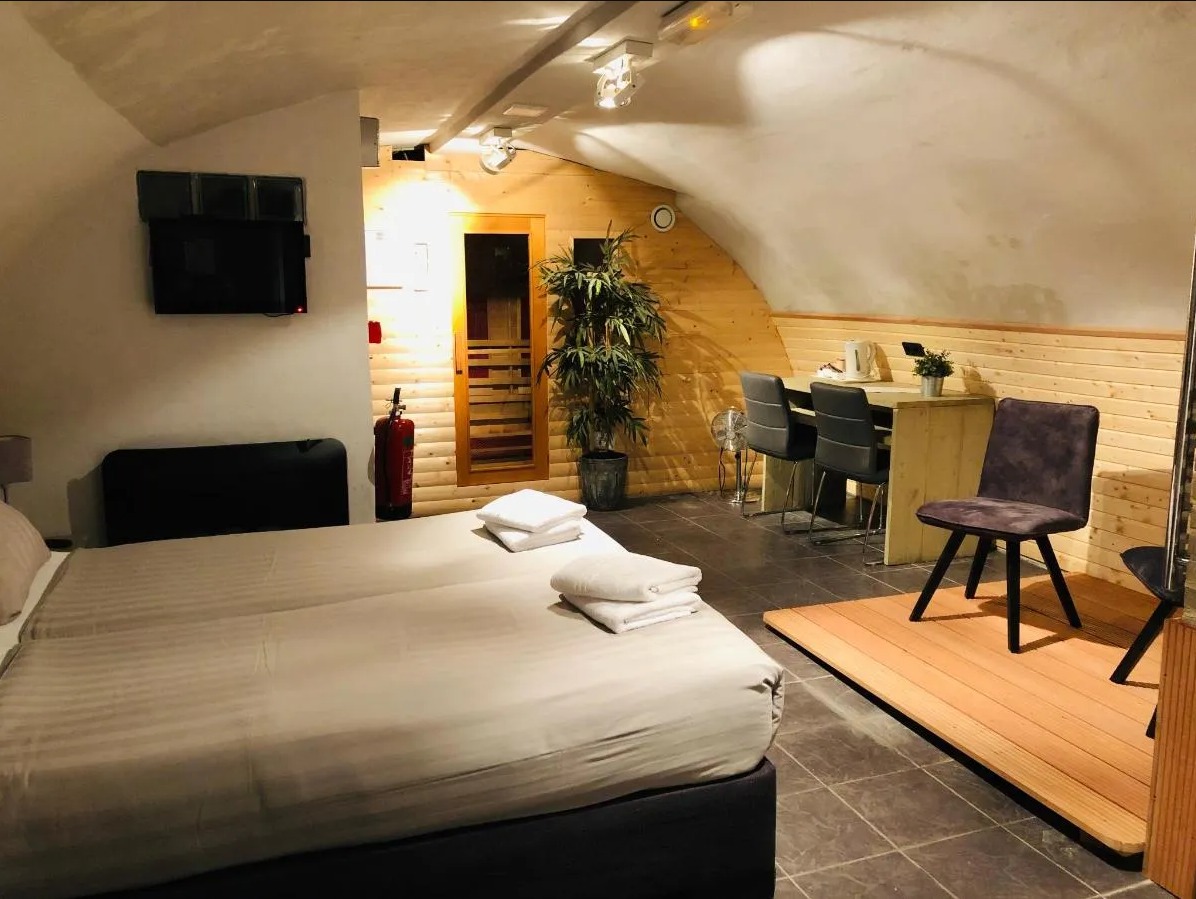 Warme hotelkamer met houten interieur